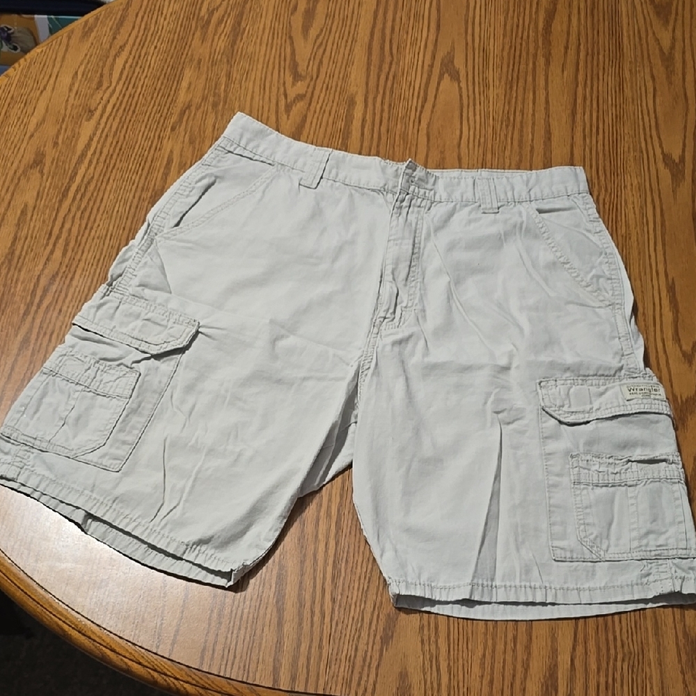 Wrangler cargo shorts size 34